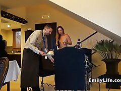 Naak meisies oop deur vir die kamer diens