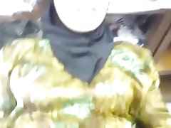 Vrou, terwyl die winkel is oop