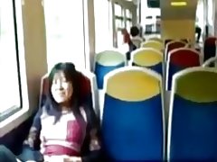 Asiatiese milf vryf haar klit op'n trein.