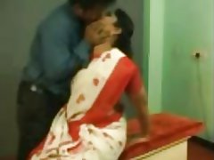 Indiese tannie seks by die werkplek