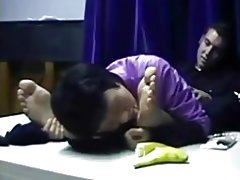 Chinese milf aanbid manlike voete